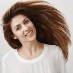 Capelli lisci senza piastra e phon: trucchi e accessori