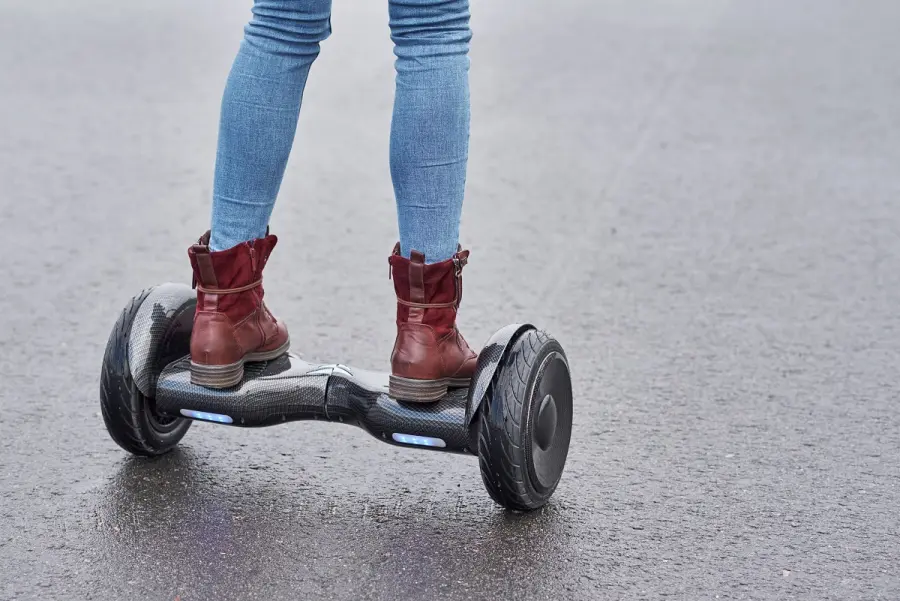 Girare per Milano con mezzi elettrici, tra cui un hoverboard