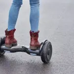 Girare per Milano con mezzi elettrici, tra cui un hoverboard