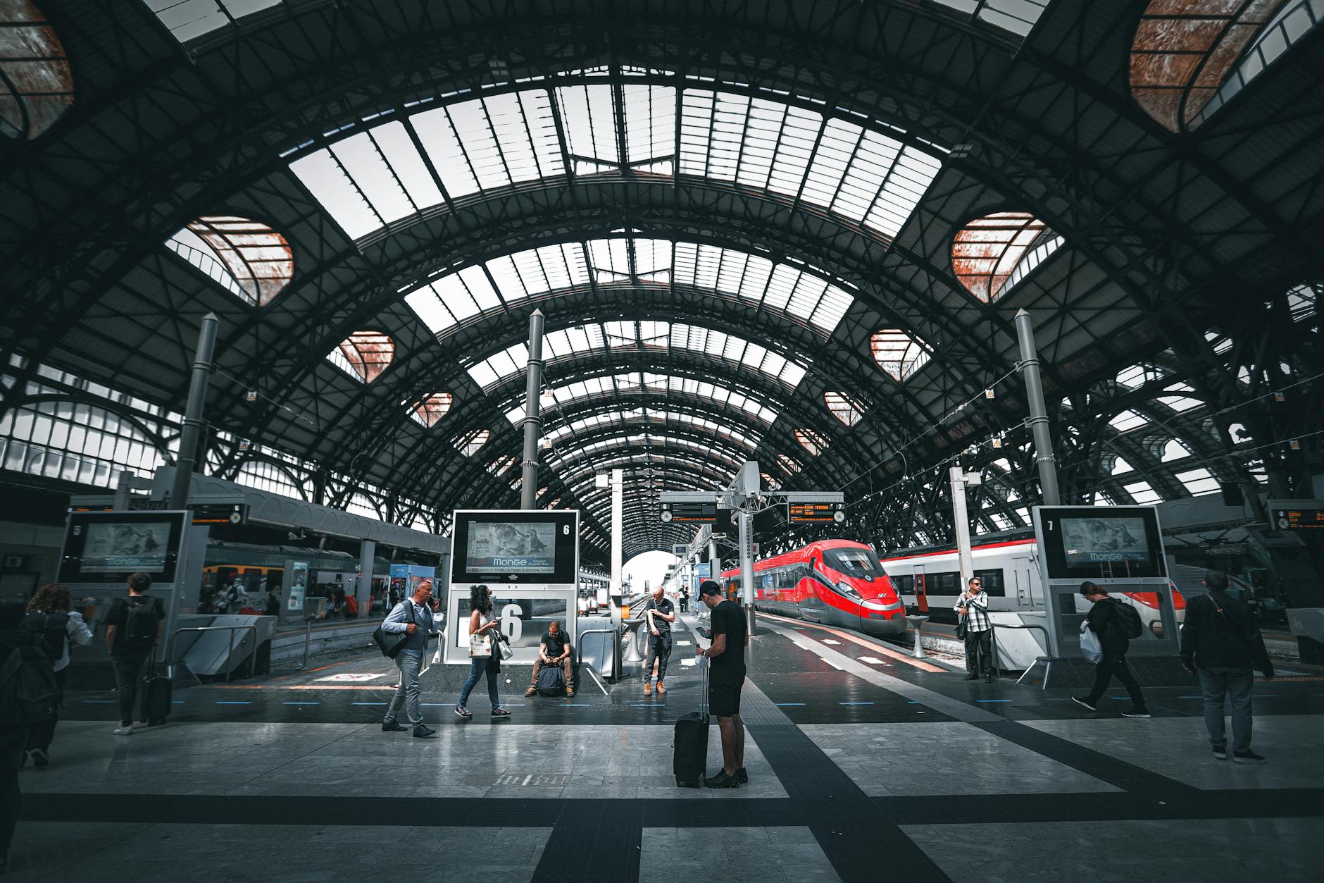 Collegamenti tra stazioni ferroviarie di Milano: guida pratica agli spostamenti