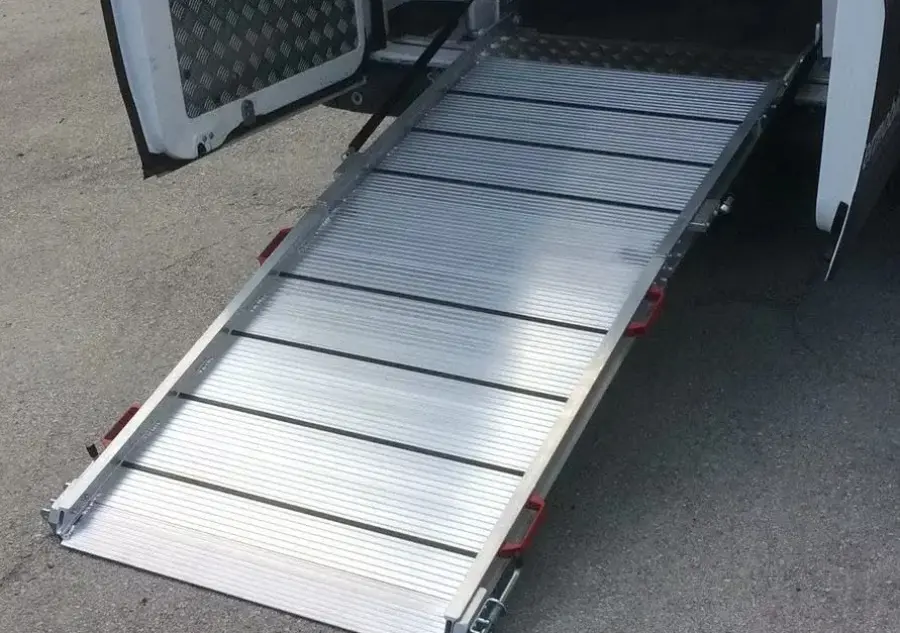 Rampe di carico e allestimento per furgoni: caratteristiche e funzionalità